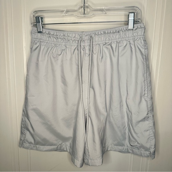 Nike Men's NSW Club Flow Shorts pure platinum/white size medium 5.5” inseam - Picture 1 of 12